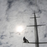 2015-08-Life-of-Pix-free-stock-photos-sailboat-man-mast-Leeroy